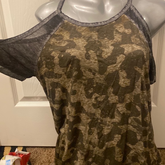 Daytrip cold shoulder Camo shirt - Picture 1 of 7